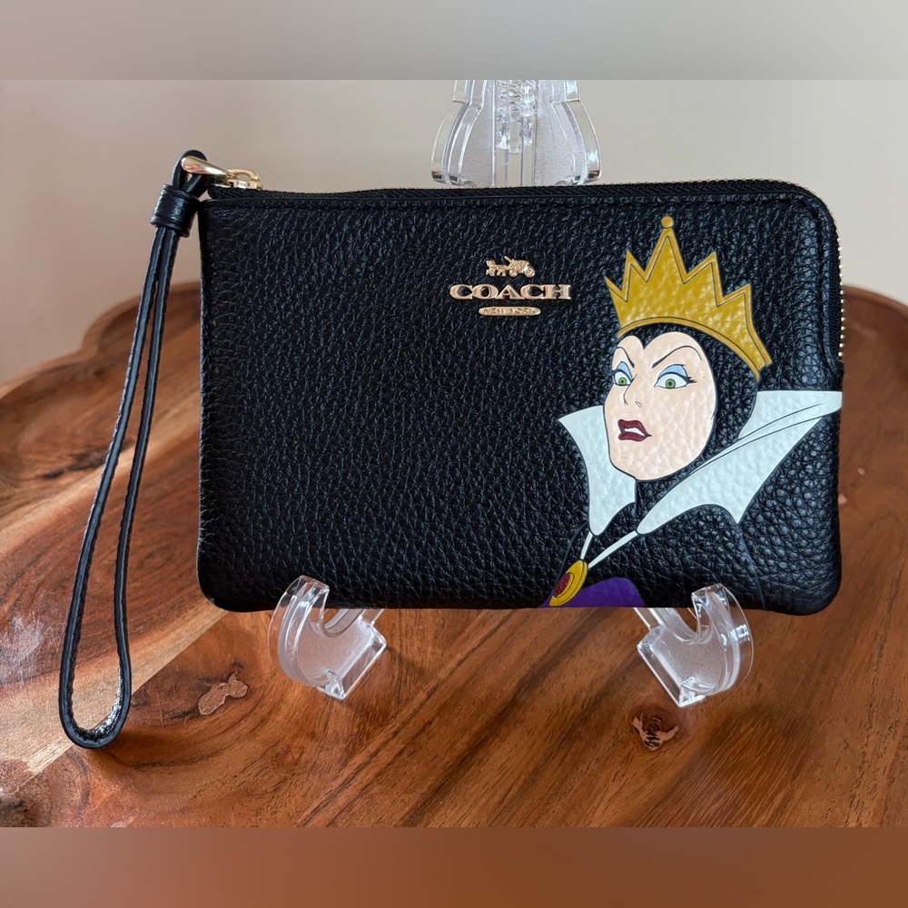 Disney x Coach Evil Queen Limited Edition Corner Zip Wristlet CC333 EUC - Picture 17 of 17